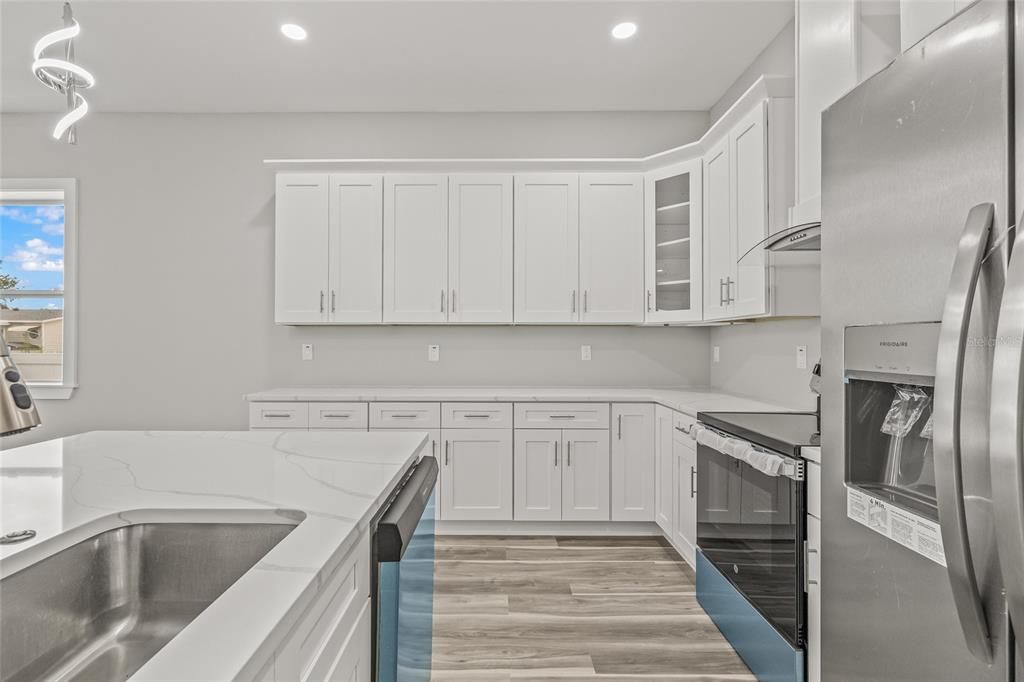 合同活跃: $2,500 (3 贝兹, 2 浴室, 1991 平方英尺)