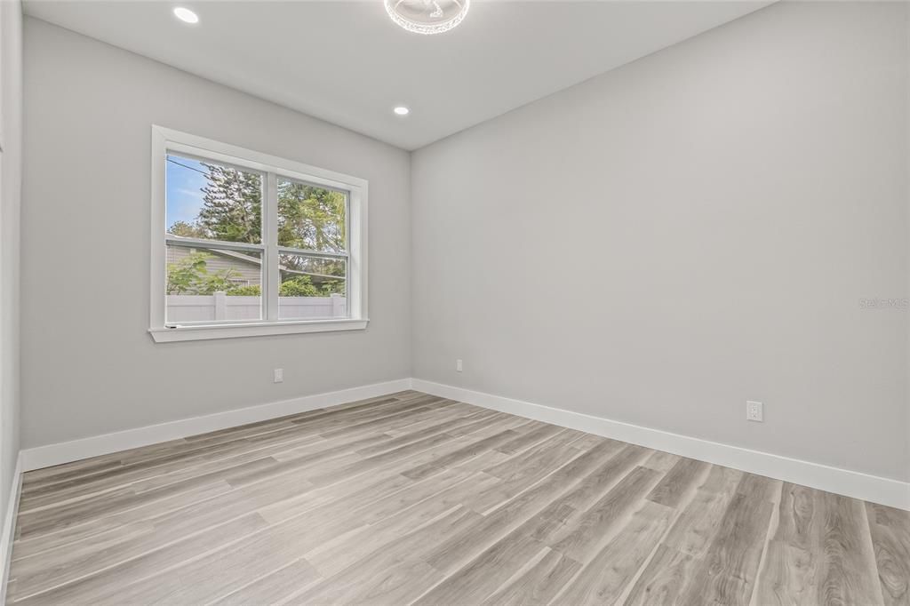 合同活跃: $2,500 (3 贝兹, 2 浴室, 1991 平方英尺)