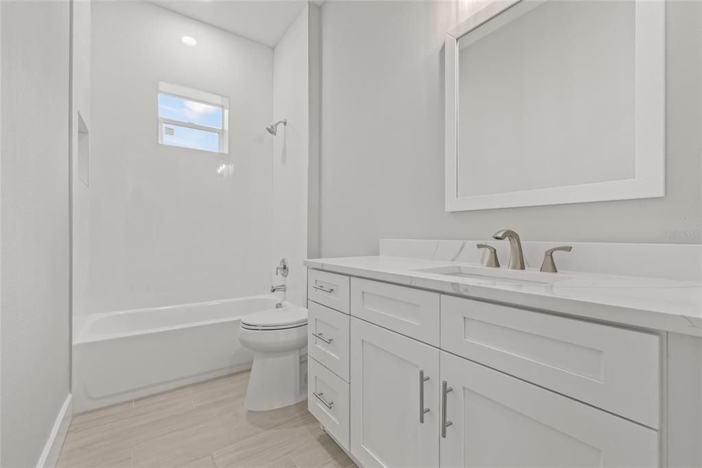 合同活跃: $2,500 (3 贝兹, 2 浴室, 1991 平方英尺)