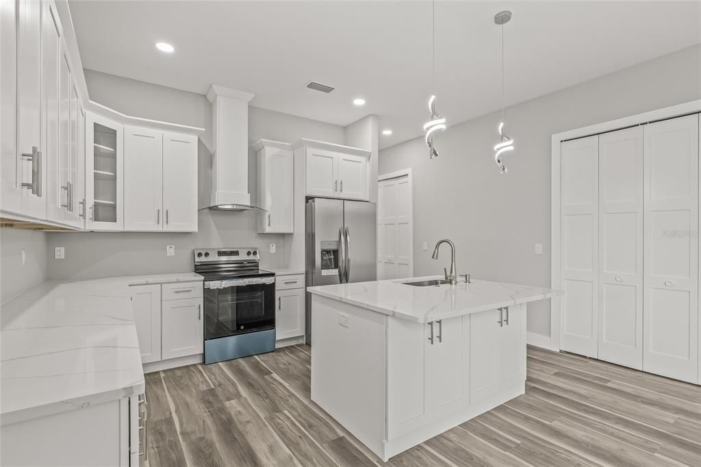 合同活跃: $2,500 (3 贝兹, 2 浴室, 1991 平方英尺)