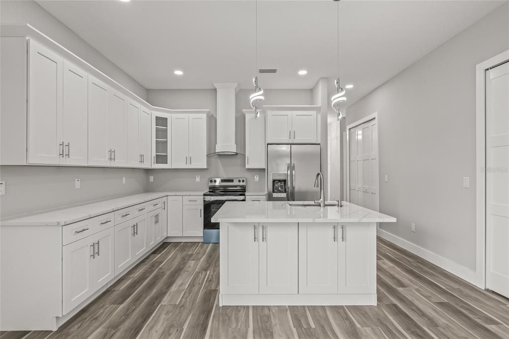 合同活跃: $2,500 (3 贝兹, 2 浴室, 1991 平方英尺)