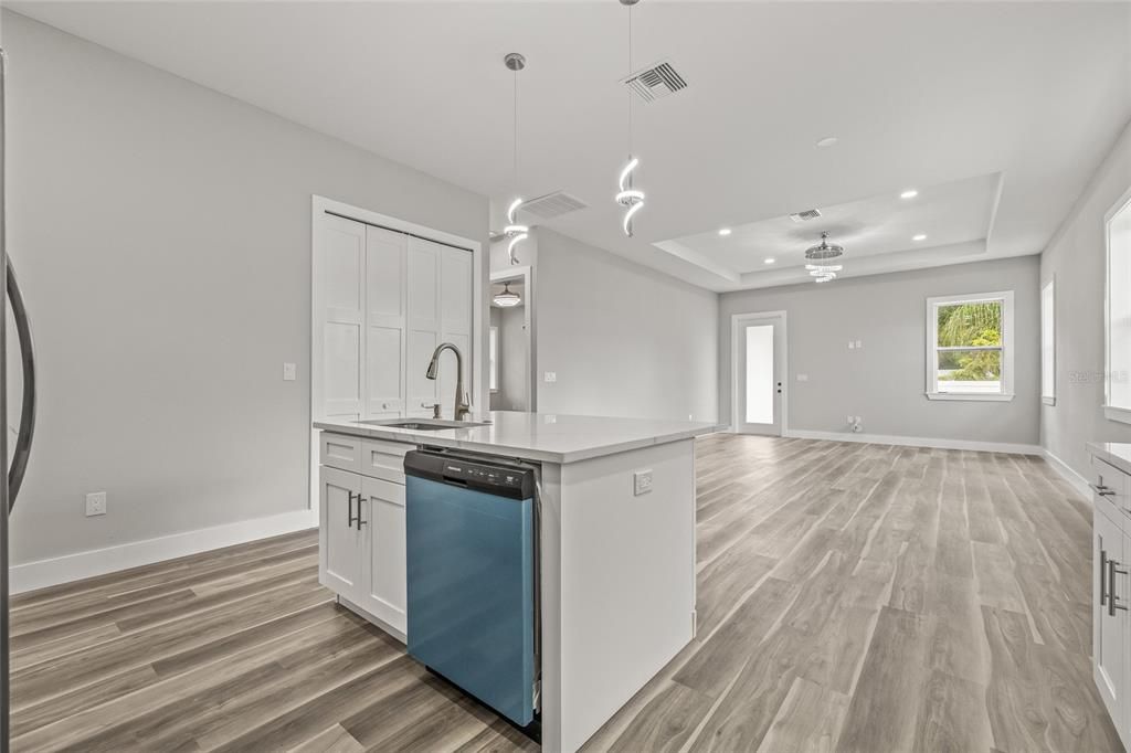 合同活跃: $2,500 (3 贝兹, 2 浴室, 1991 平方英尺)