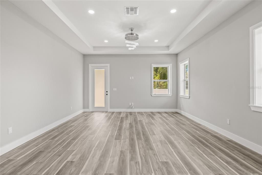 合同活跃: $2,500 (3 贝兹, 2 浴室, 1991 平方英尺)