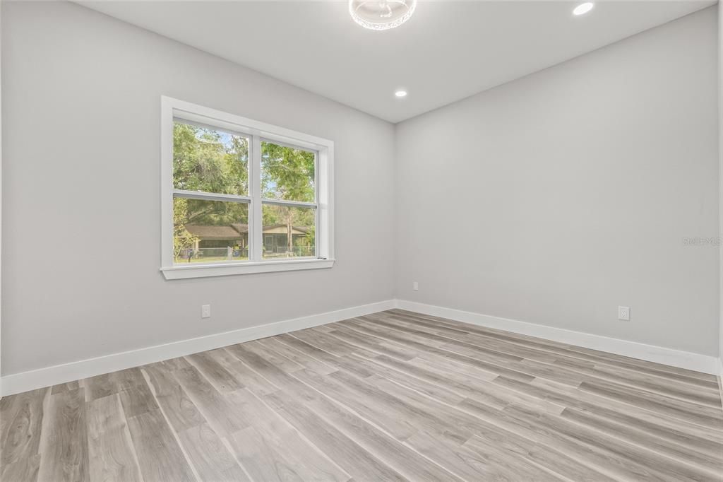 合同活跃: $2,500 (3 贝兹, 2 浴室, 1991 平方英尺)