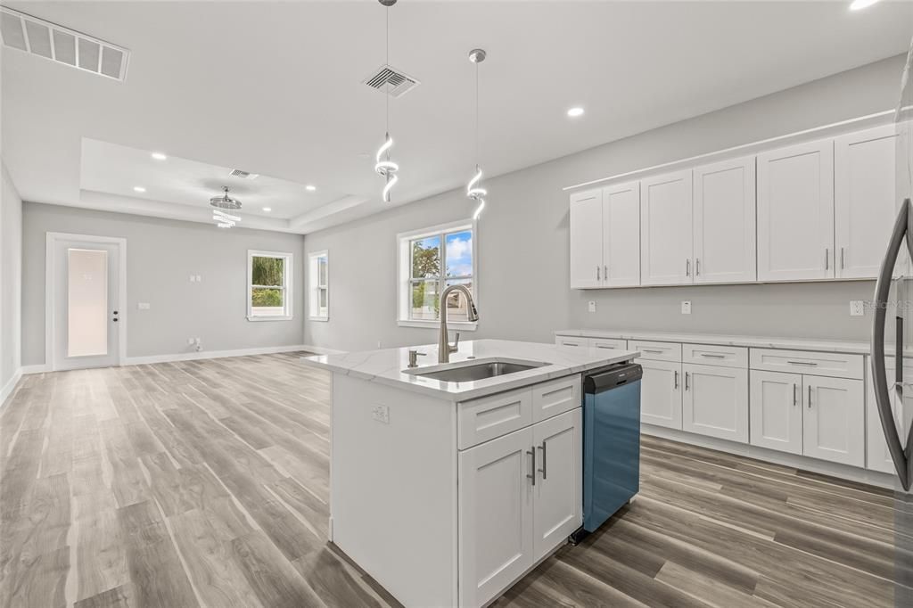 合同活跃: $2,500 (3 贝兹, 2 浴室, 1991 平方英尺)