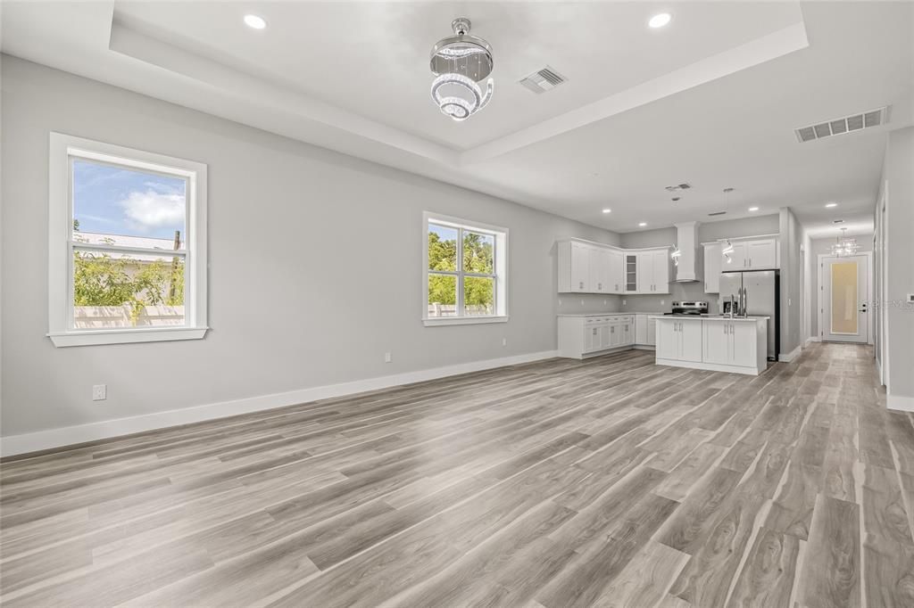 合同活跃: $2,500 (3 贝兹, 2 浴室, 1991 平方英尺)