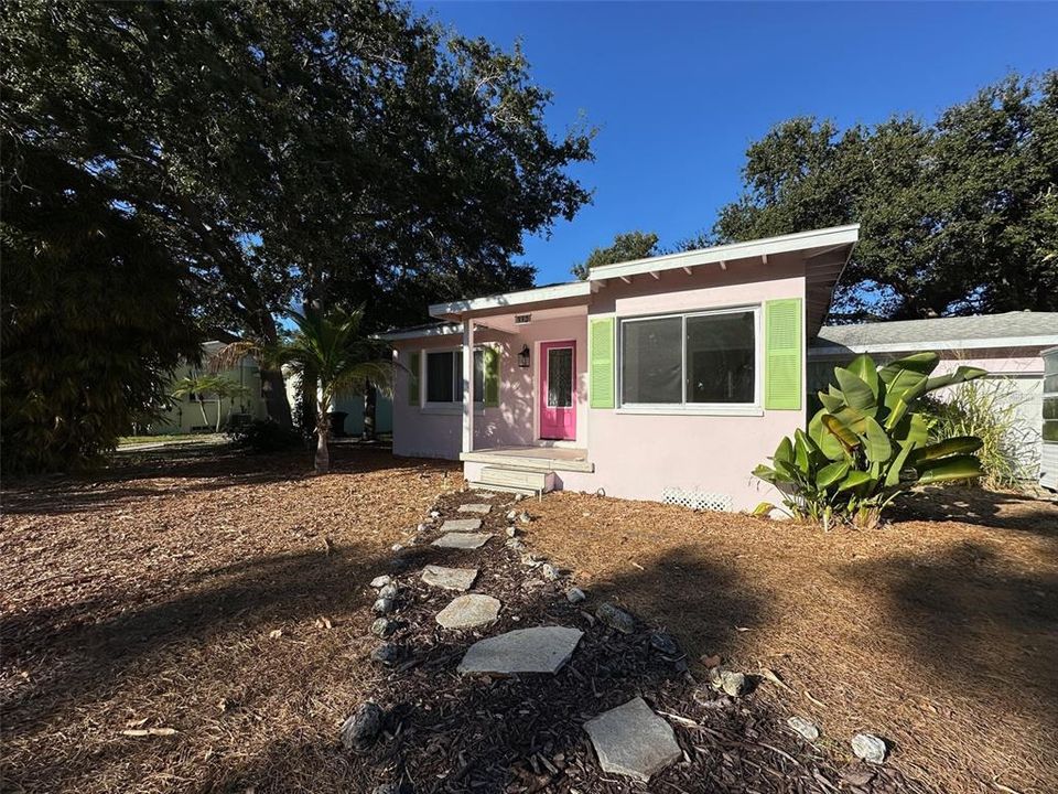 Recently Rented: $2,250 (2 beds, 1 baths, 930 Square Feet)