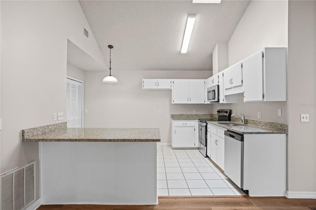 待售: $290,000 (3 贝兹, 2 浴室, 1316 平方英尺)