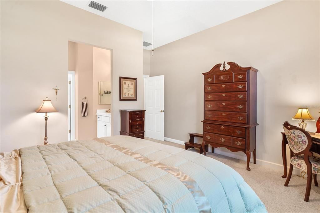 Activo con contrato: $649,000 (3 camas, 2 baños, 3048 Pies cuadrados)