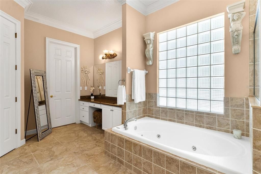 Activo con contrato: $649,000 (3 camas, 2 baños, 3048 Pies cuadrados)