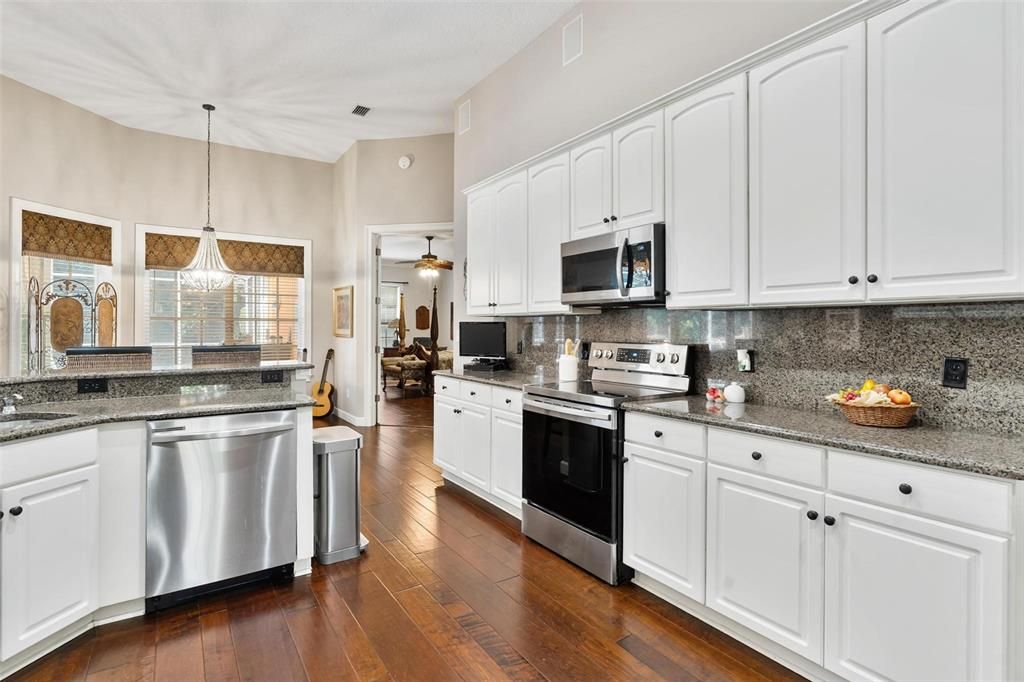 Activo con contrato: $649,000 (3 camas, 2 baños, 3048 Pies cuadrados)