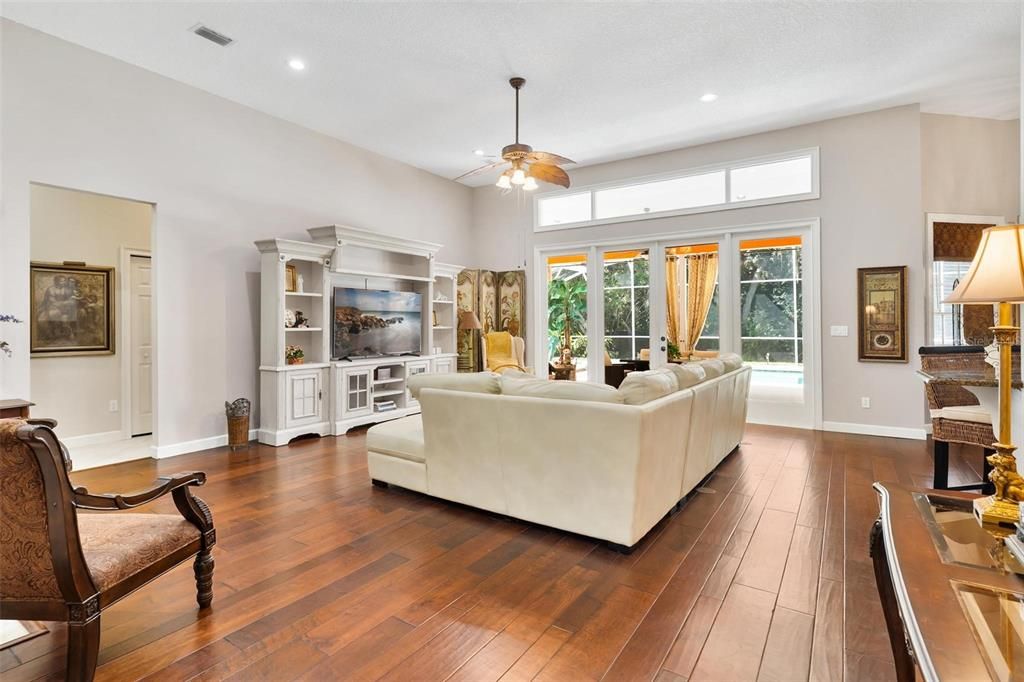 Activo con contrato: $649,000 (3 camas, 2 baños, 3048 Pies cuadrados)