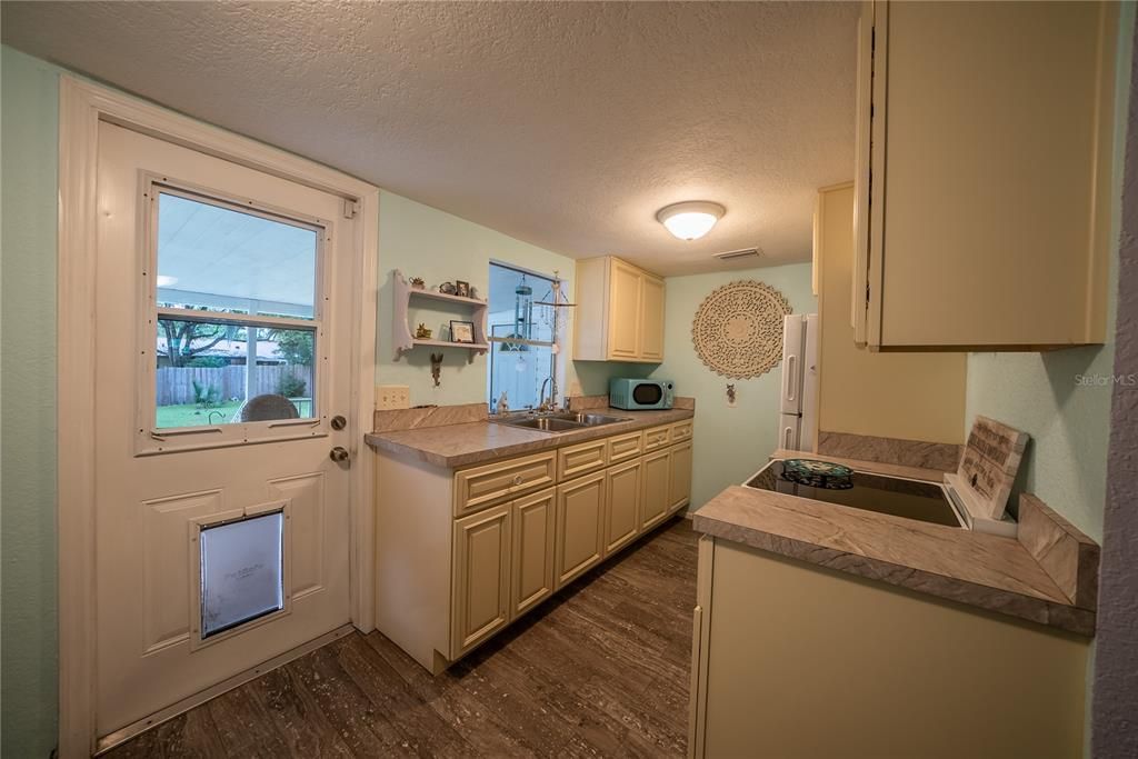 For Sale: $140,000 (1 beds, 1 baths, 640 Square Feet)
