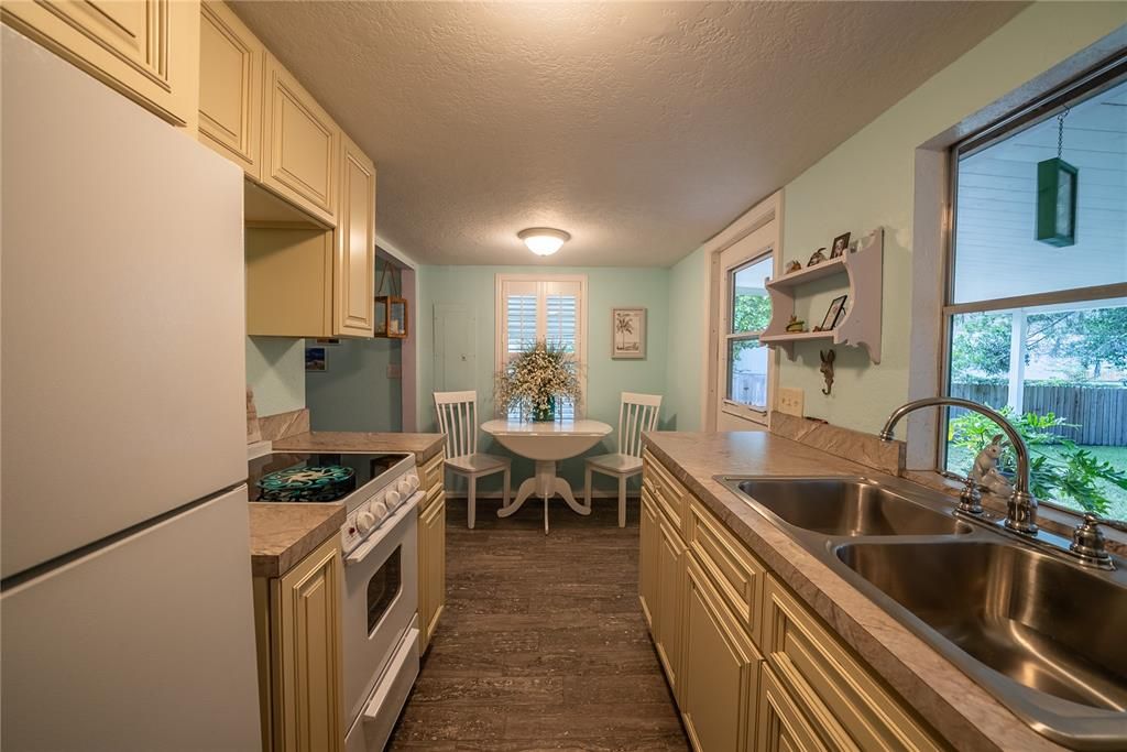 For Sale: $140,000 (1 beds, 1 baths, 640 Square Feet)