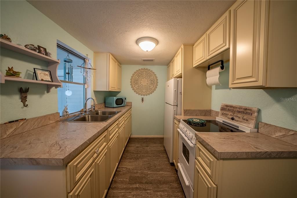 For Sale: $140,000 (1 beds, 1 baths, 640 Square Feet)