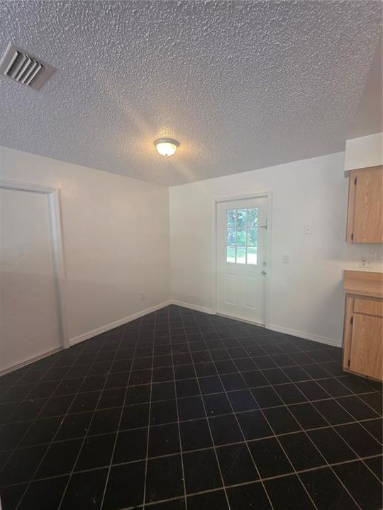 出租: $1,350 (3 贝兹, 1 浴室, 1008 平方英尺)