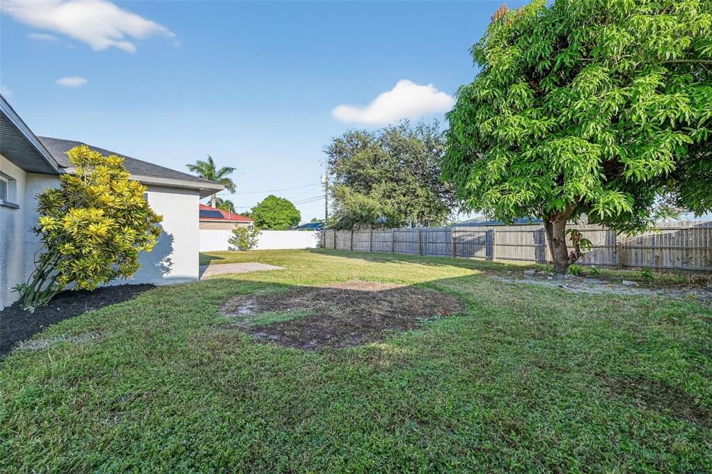 Active With Contract: $267,500 (3 beds, 2 baths, 1207 Square Feet)