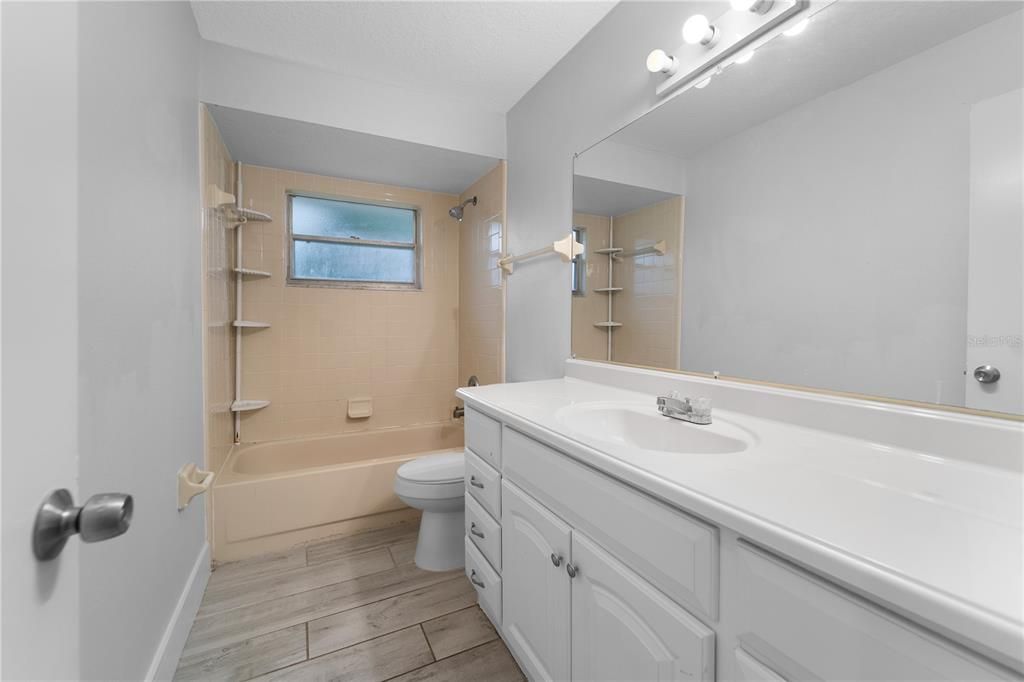 Activo con contrato: $489,000 (4 camas, 2 baños, 1671 Pies cuadrados)