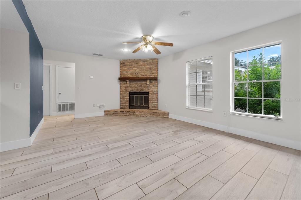 Activo con contrato: $489,000 (4 camas, 2 baños, 1671 Pies cuadrados)