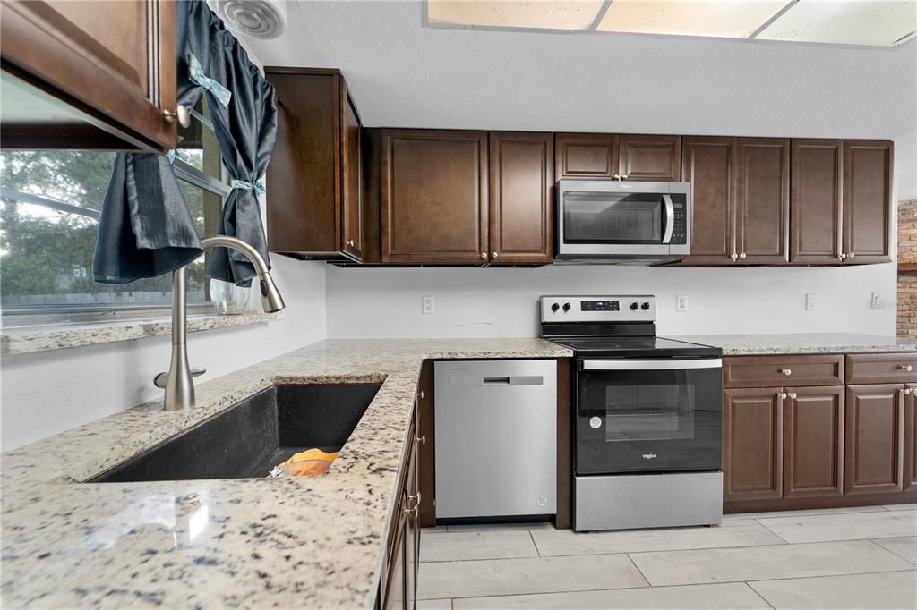 Activo con contrato: $489,000 (4 camas, 2 baños, 1671 Pies cuadrados)