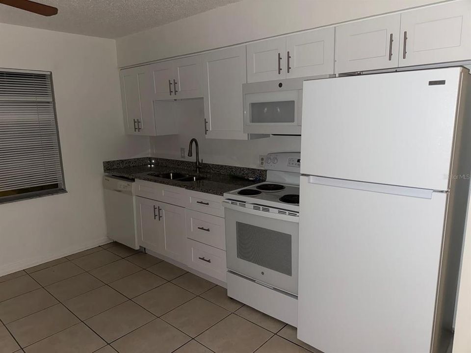 В аренду: $1,300 (2 спален, 1 ванн, 784 Квадратных фут)