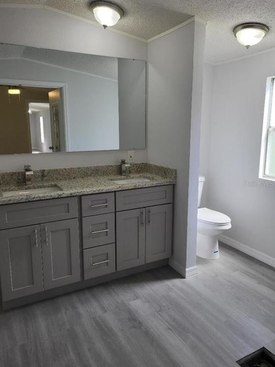 For Sale: $179,900 (3 beds, 2 baths, 988 Square Feet)