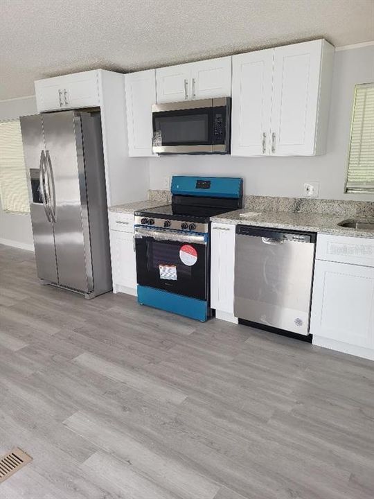 For Sale: $179,900 (3 beds, 2 baths, 988 Square Feet)