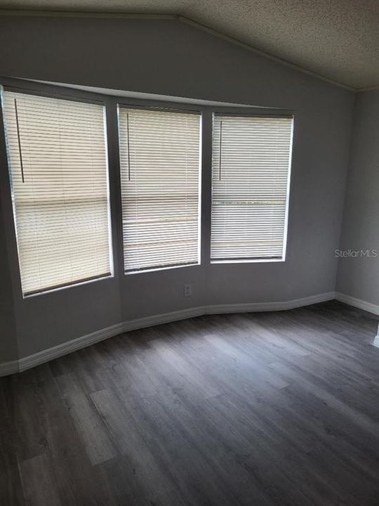 For Sale: $179,900 (3 beds, 2 baths, 988 Square Feet)