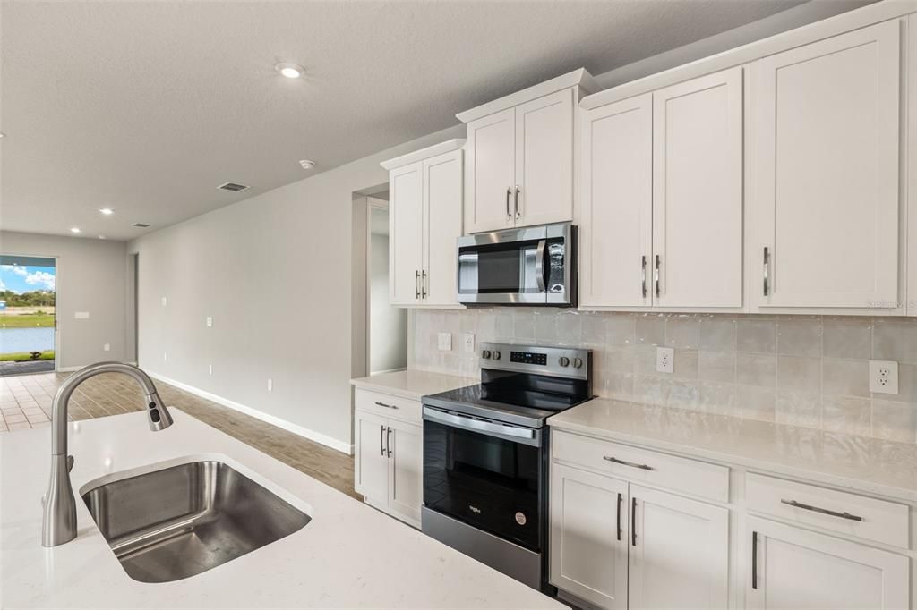 合同活跃: $408,000 (3 贝兹, 2 浴室, 1735 平方英尺)