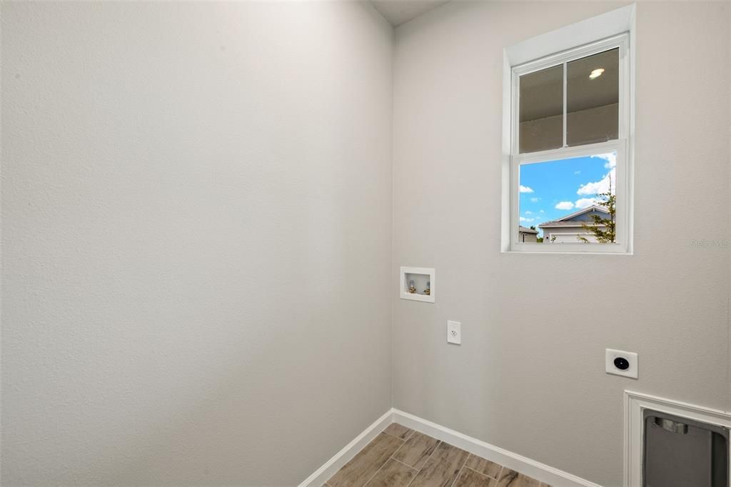 合同活跃: $408,000 (3 贝兹, 2 浴室, 1735 平方英尺)