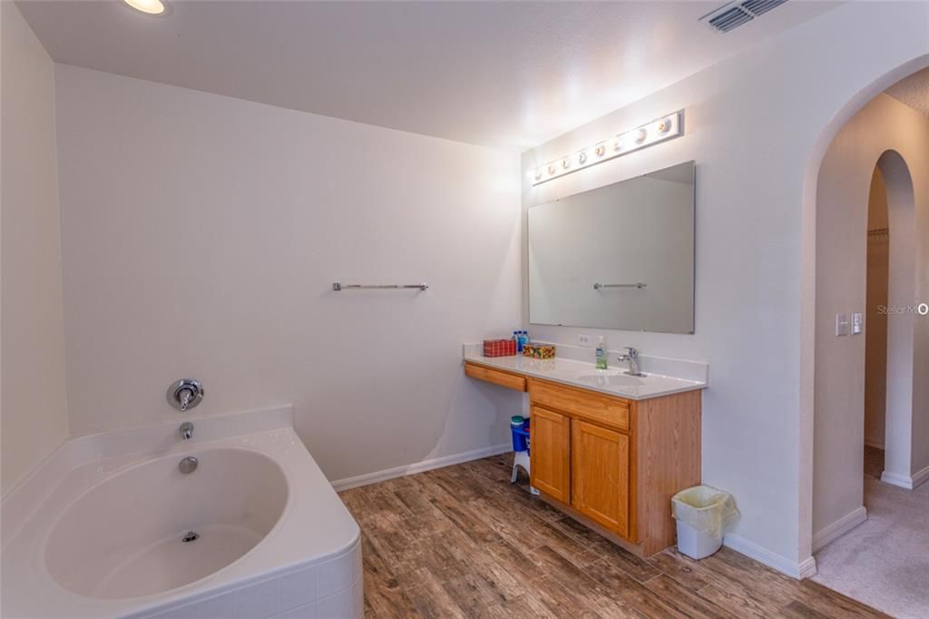 En Venta: $575,000 (6 camas, 4 baños, 3980 Pies cuadrados)