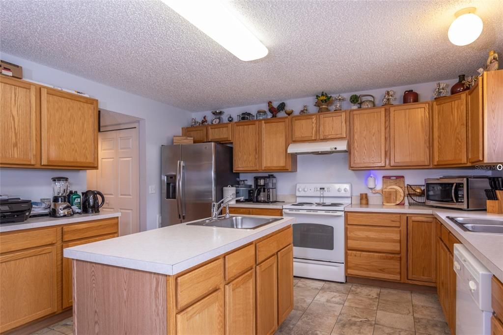 En Venta: $575,000 (6 camas, 4 baños, 3980 Pies cuadrados)