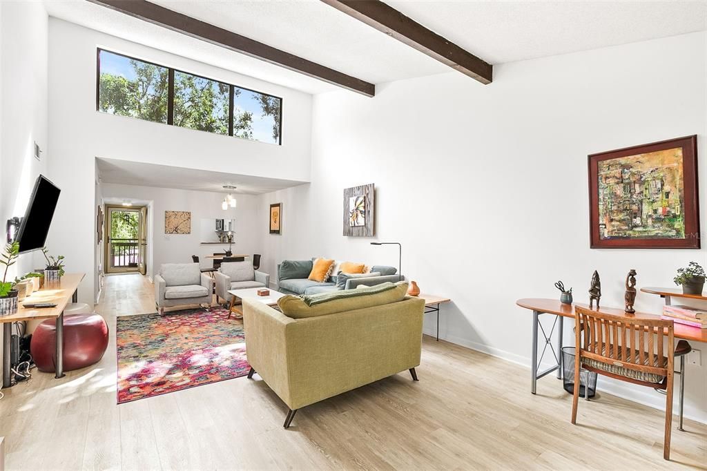 For Sale: $379,000 (2 beds, 2 baths, 1211 Square Feet)