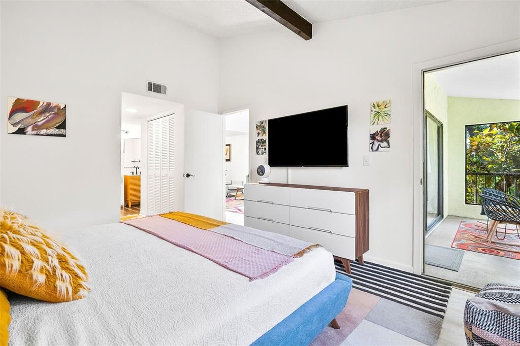 For Sale: $379,000 (2 beds, 2 baths, 1211 Square Feet)