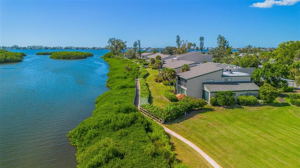 For Sale: $379,000 (2 beds, 2 baths, 1211 Square Feet)