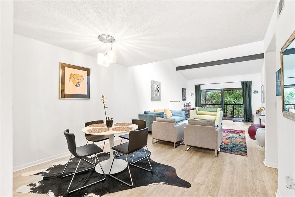 For Sale: $379,000 (2 beds, 2 baths, 1211 Square Feet)