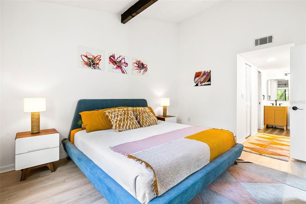 For Sale: $379,000 (2 beds, 2 baths, 1211 Square Feet)