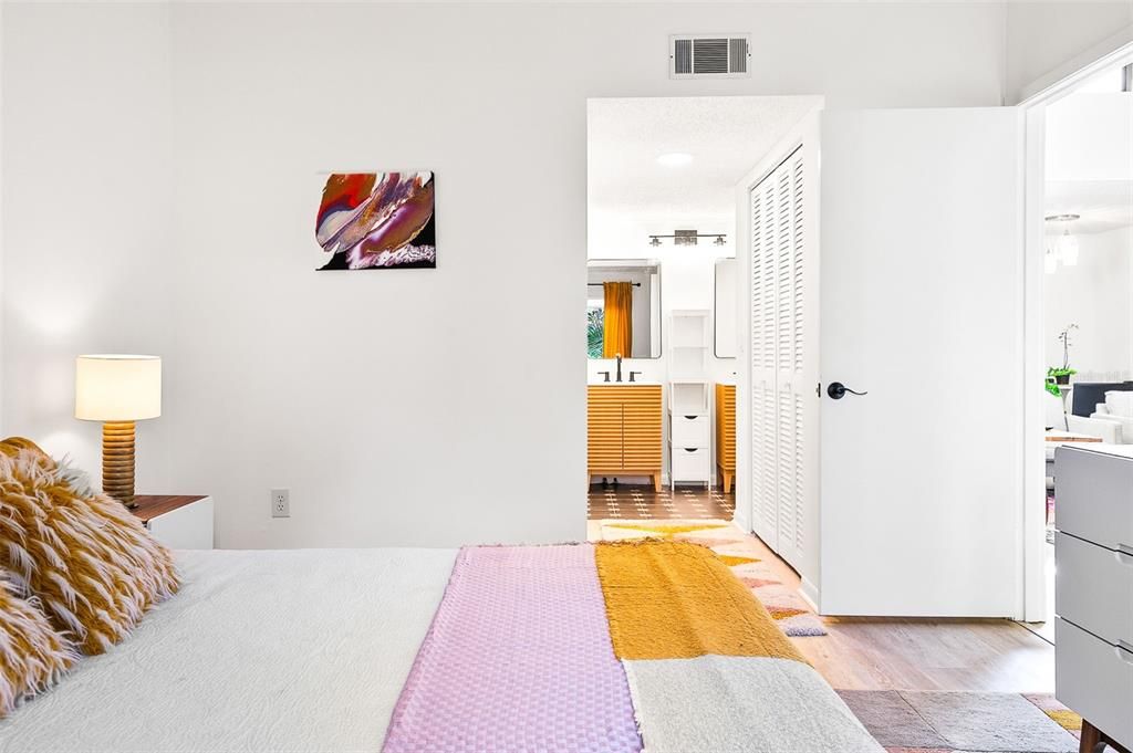 For Sale: $379,000 (2 beds, 2 baths, 1211 Square Feet)