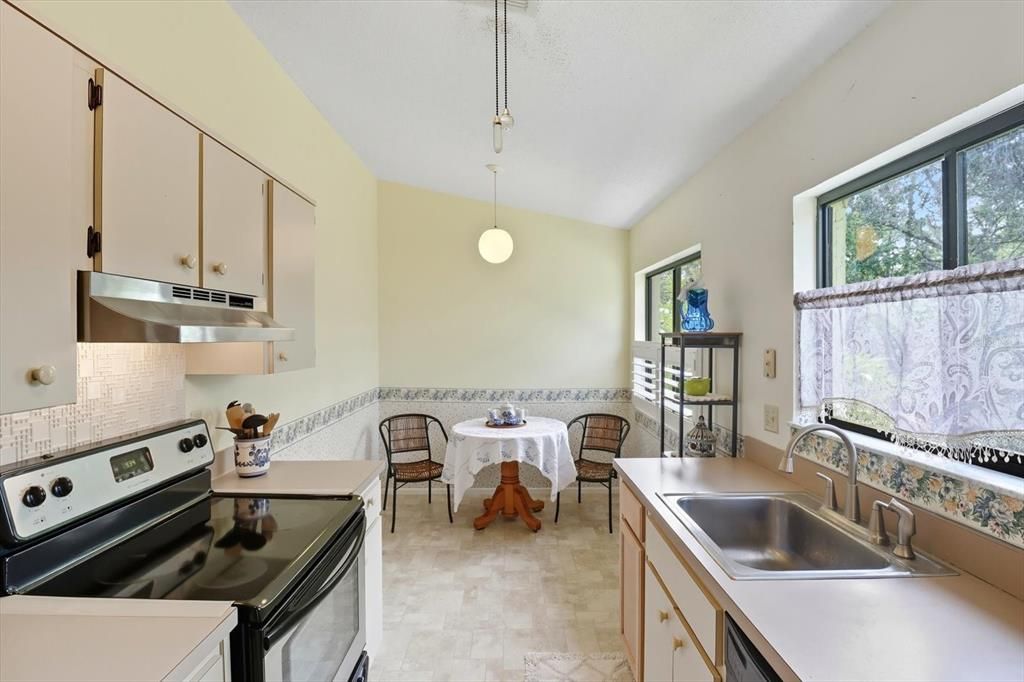 На продажу: $160,000 (2 спален, 2 ванн, 1052 Квадратных фут)