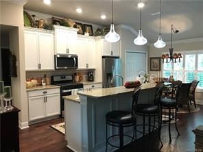 Activo con contrato: $368,900 (3 camas, 2 baños, 1936 Pies cuadrados)