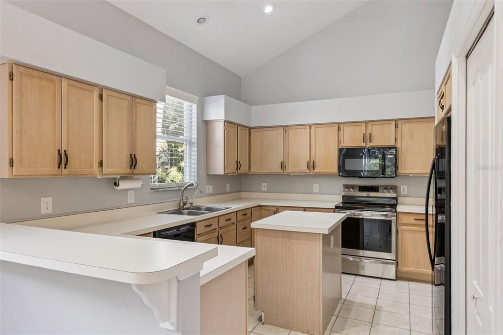 For Sale: $649,900 (3 beds, 2 baths, 2484 Square Feet)