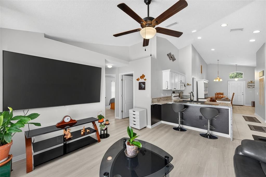 For Sale: $317,000 (3 beds, 2 baths, 1400 Square Feet)