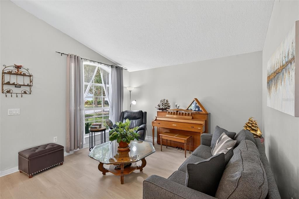 For Sale: $317,000 (3 beds, 2 baths, 1400 Square Feet)