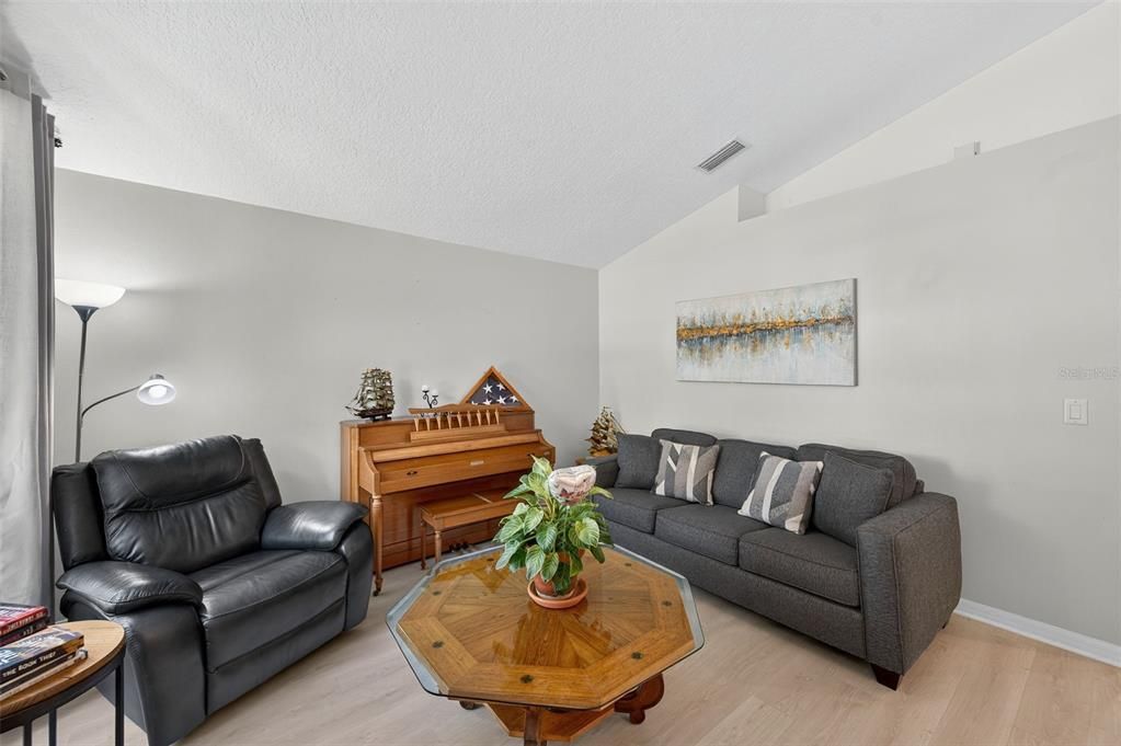 For Sale: $317,000 (3 beds, 2 baths, 1400 Square Feet)