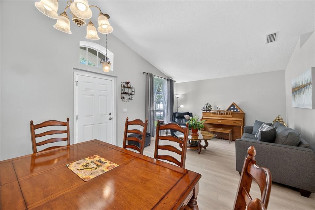 For Sale: $317,000 (3 beds, 2 baths, 1400 Square Feet)