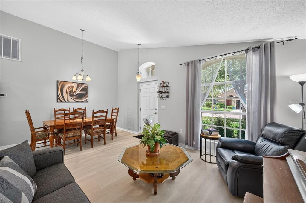 For Sale: $317,000 (3 beds, 2 baths, 1400 Square Feet)