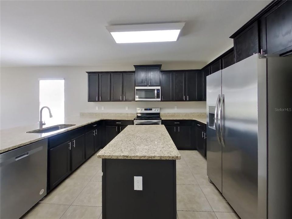 For Rent: $1,819 (4 beds, 2 baths, 1964 Square Feet)