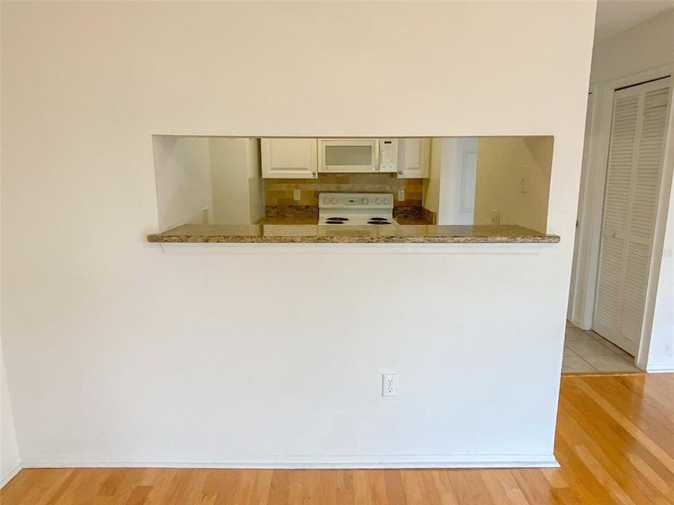 合同活跃: $1,695 (1 贝兹, 1 浴室, 631 平方英尺)