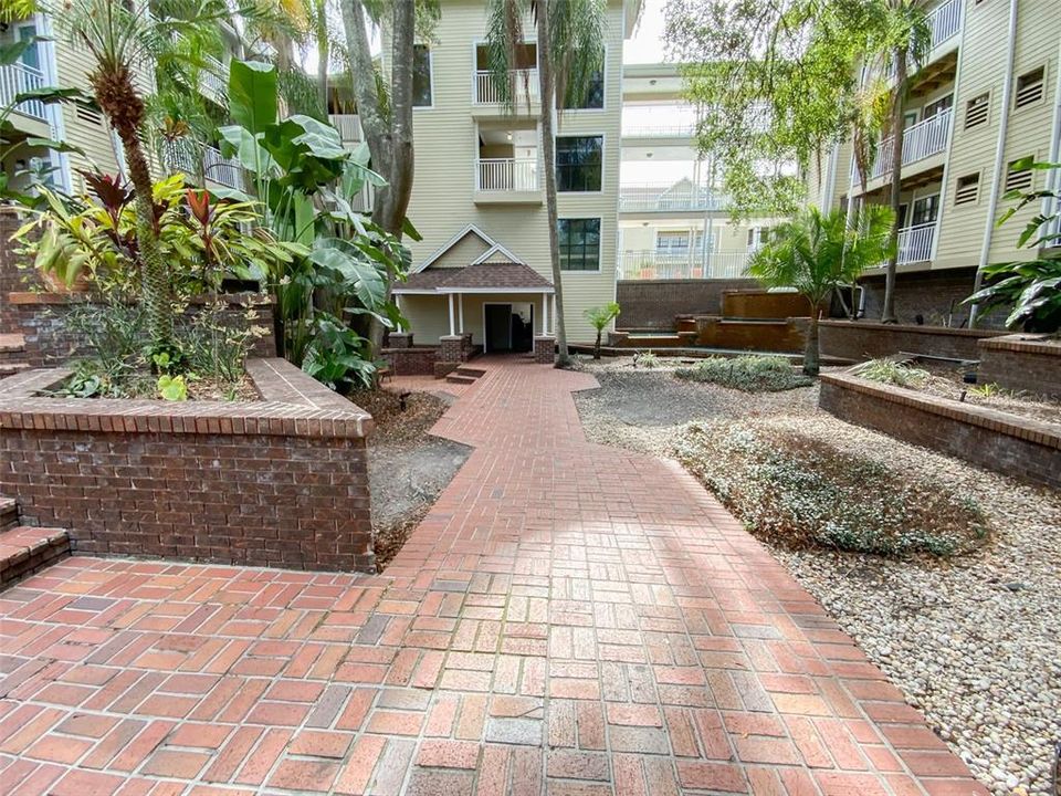 合同活跃: $1,695 (1 贝兹, 1 浴室, 631 平方英尺)