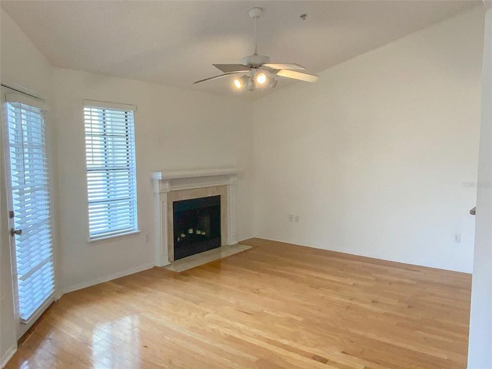 合同活跃: $1,695 (1 贝兹, 1 浴室, 631 平方英尺)